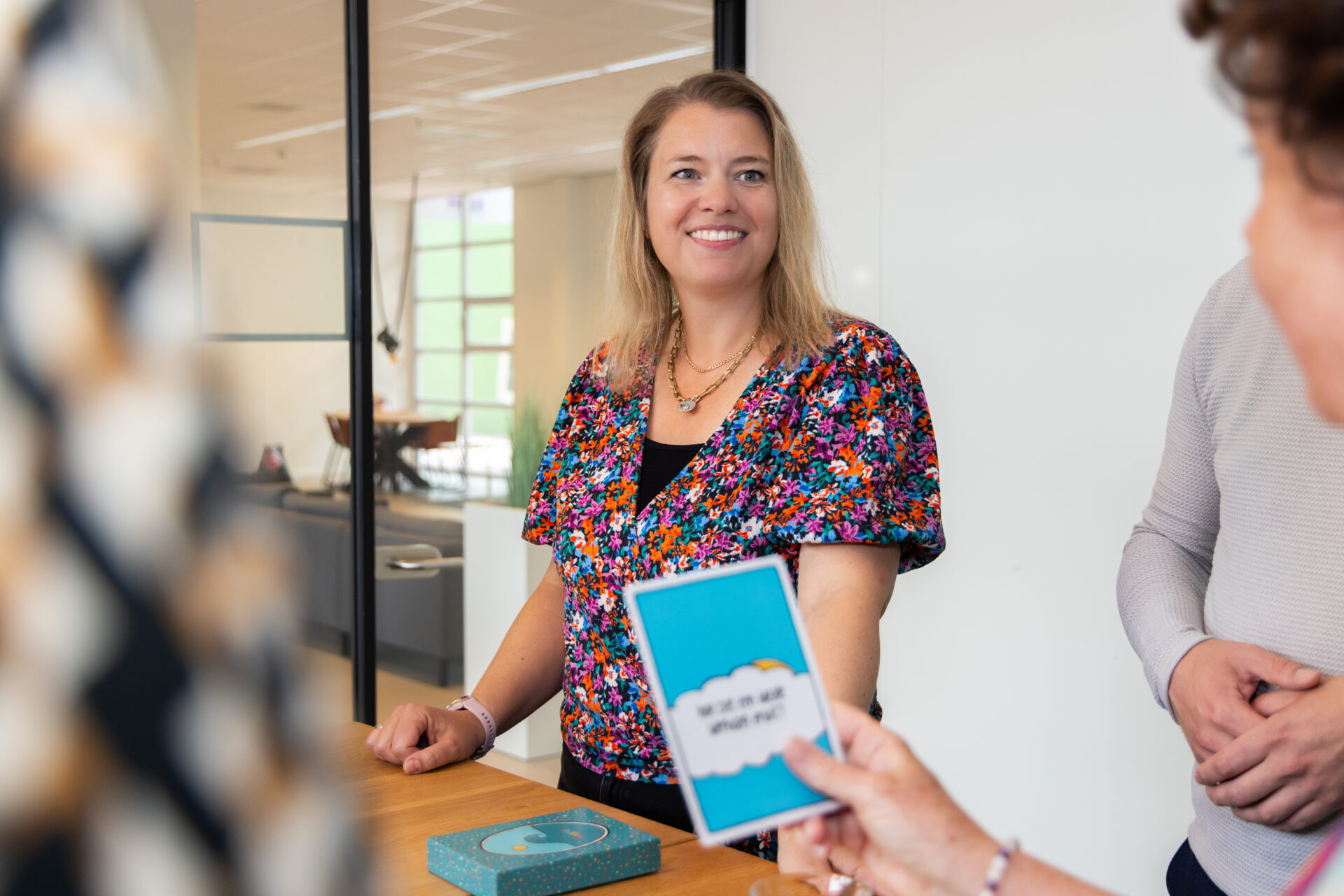 Marieke staat voor een team